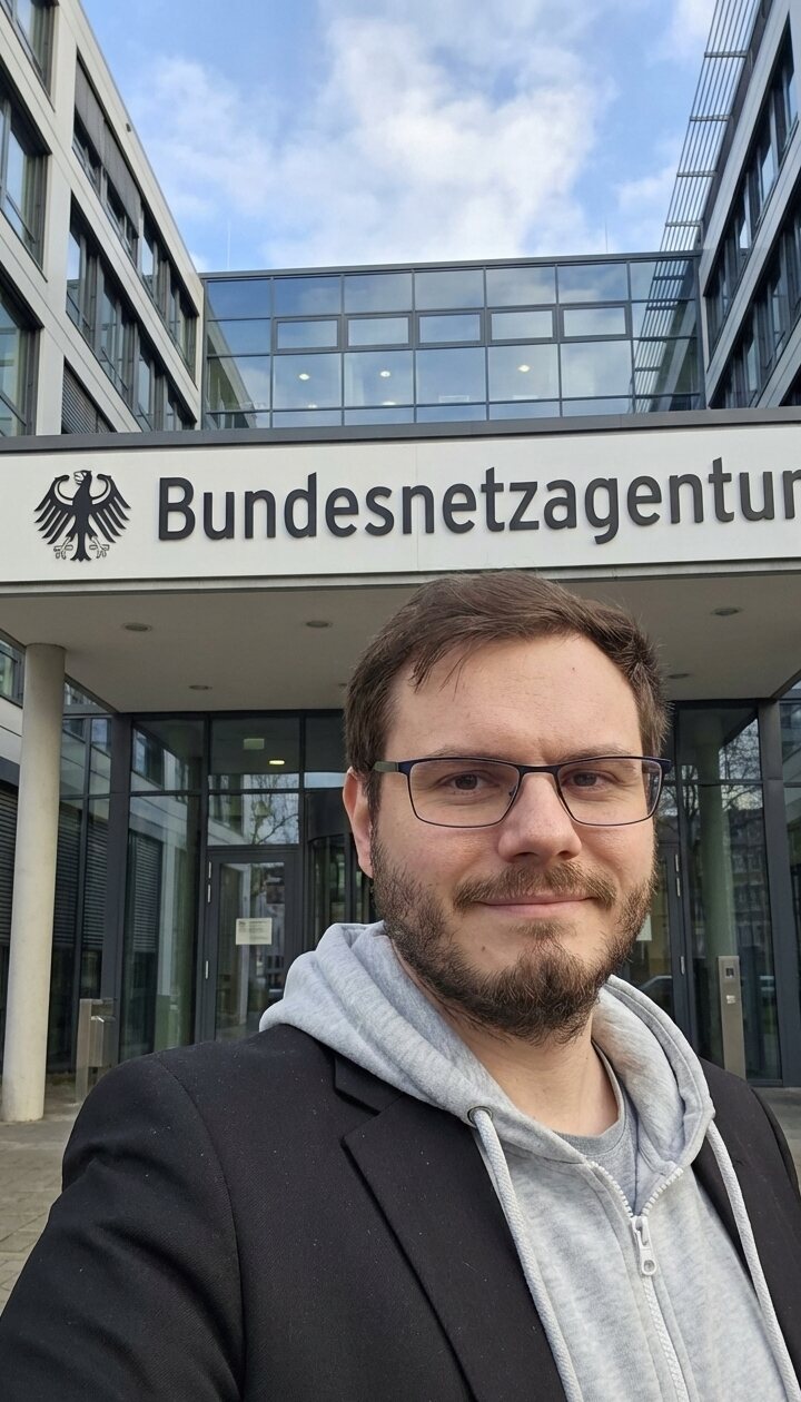 Christopher Wilmes vor der Bundesnetzagentur als Symbol für Verwaltung, Regulierung und Energiepolitik