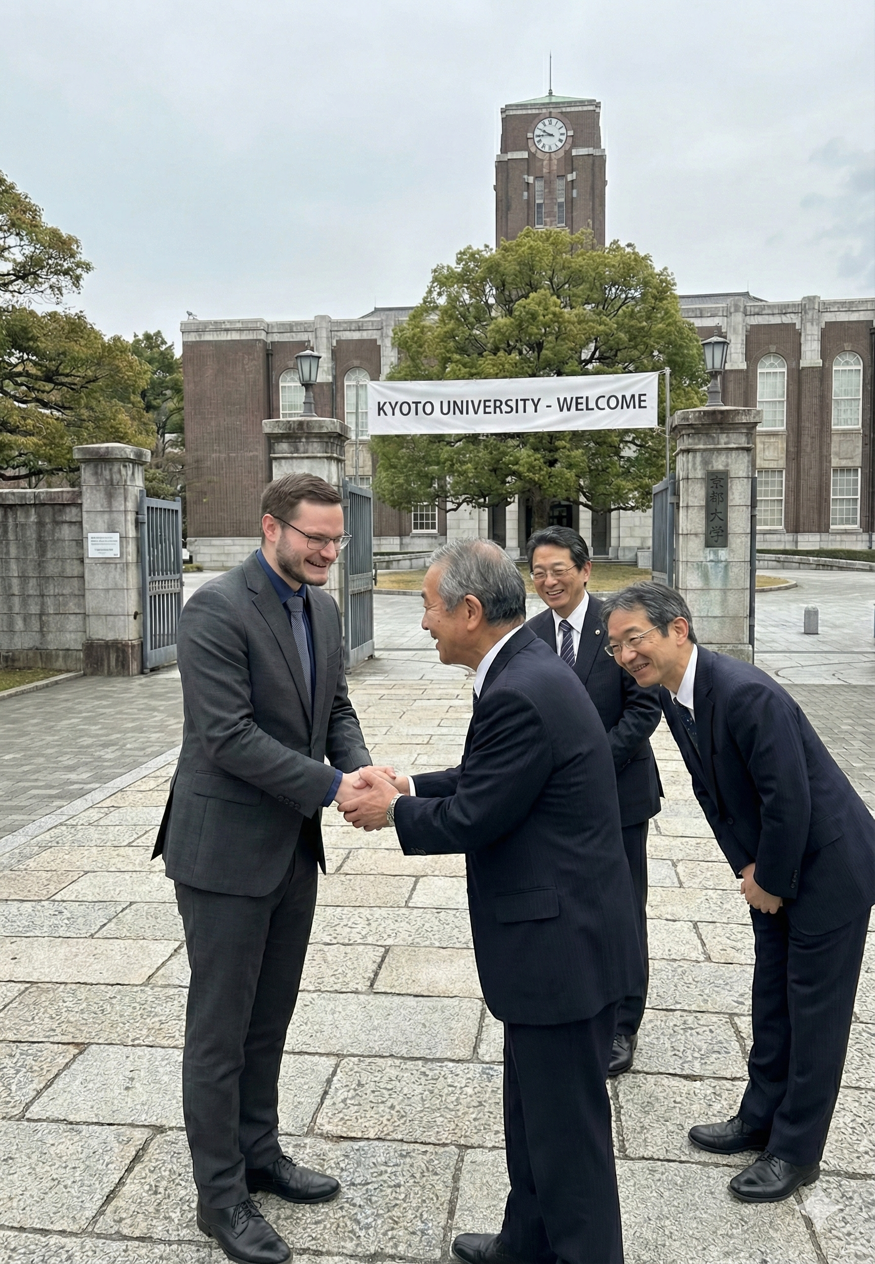 Christopher Wilmes im Gesprächskontext vor dem Eingang der Kyoto University.