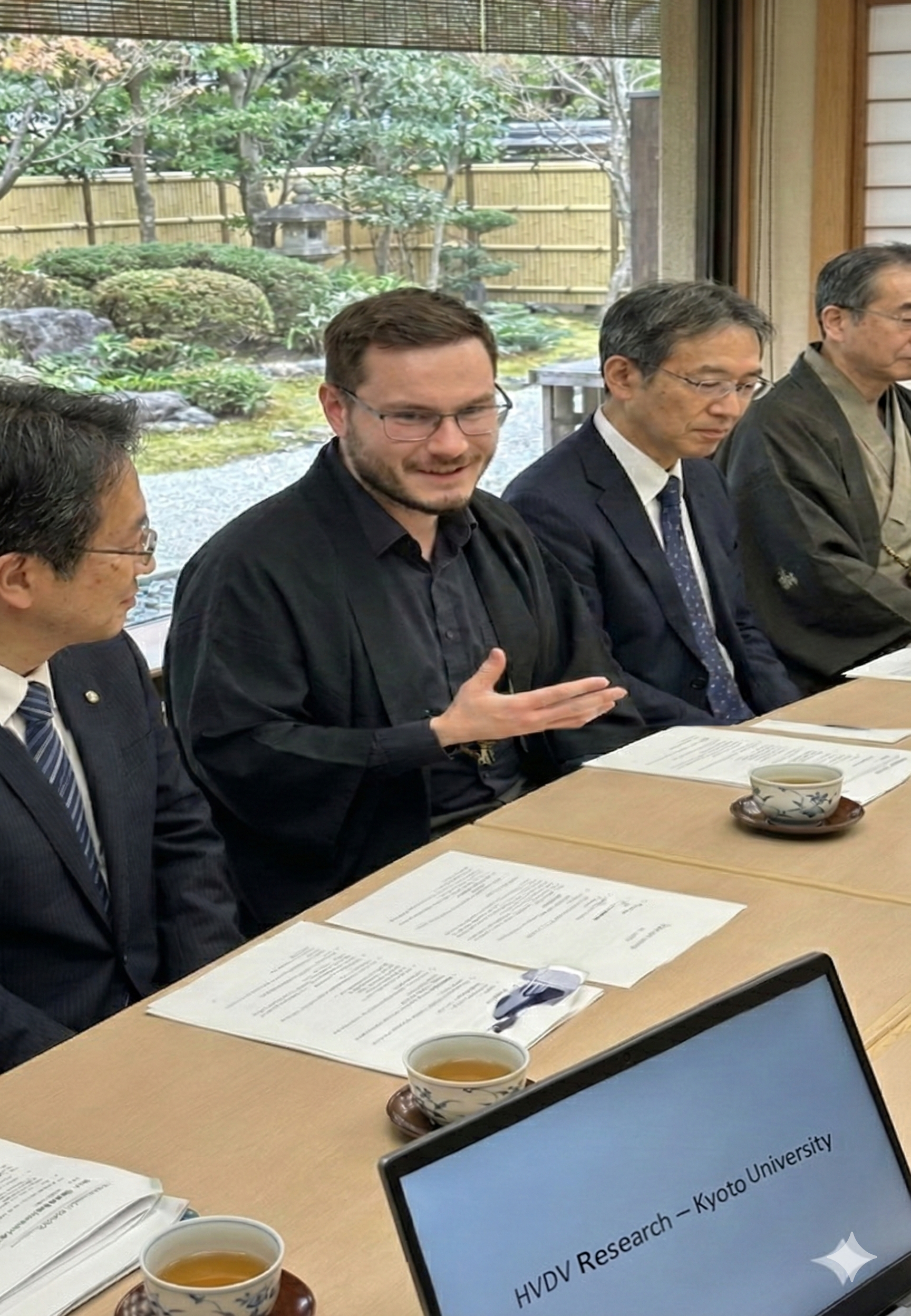 Christopher Wilmes in einem fachlichen Forschungsgespräch mit Partnern an einem Tisch.