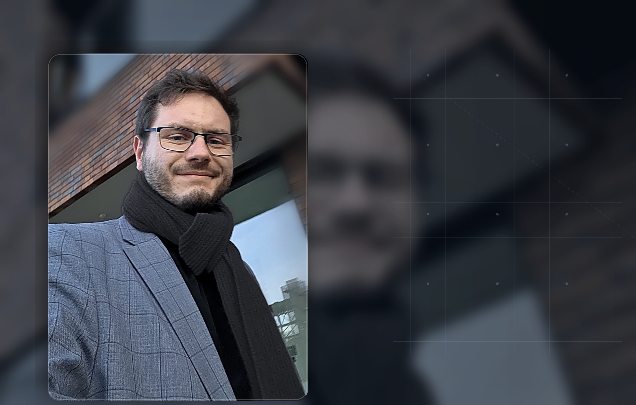 Christopher Wilmes in einem professionellen Portrait im Außenraum.